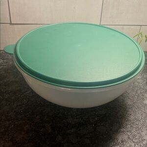 26 cup Green and Clear vintage Tupperware THATS-A-BOWL. CLOSE TO NEW CONDITION